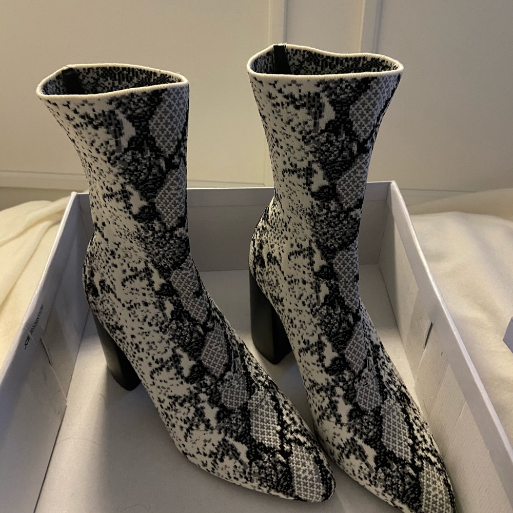 STEVE MADDEN WHITE SNAKE PRINT BOOTIES
